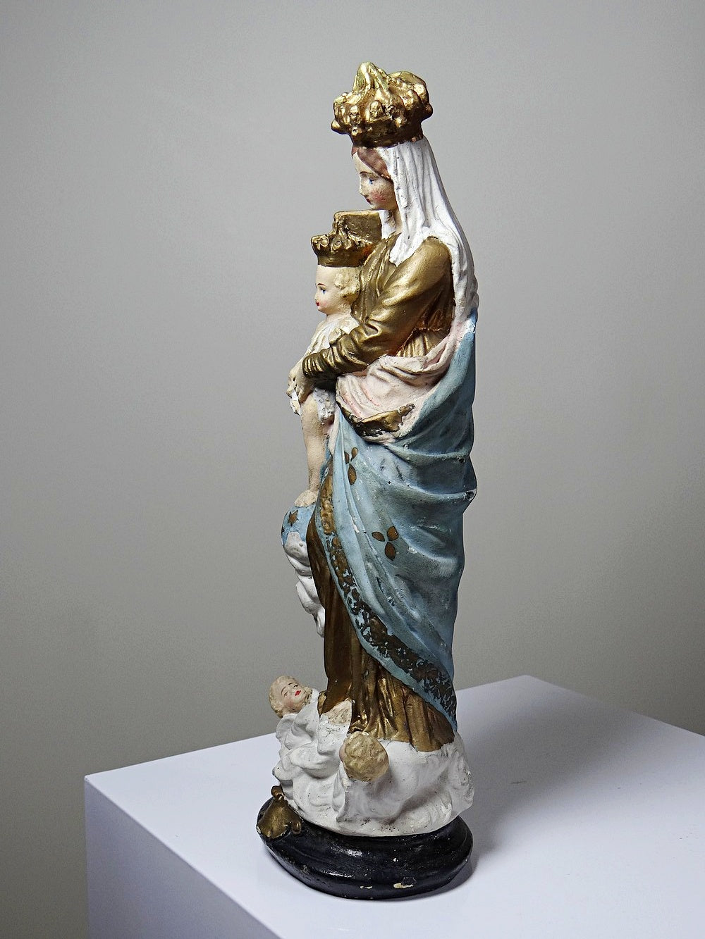 Vintage Religiöse Statue "Notre-Dame des Victoires" aus polychromem Gips