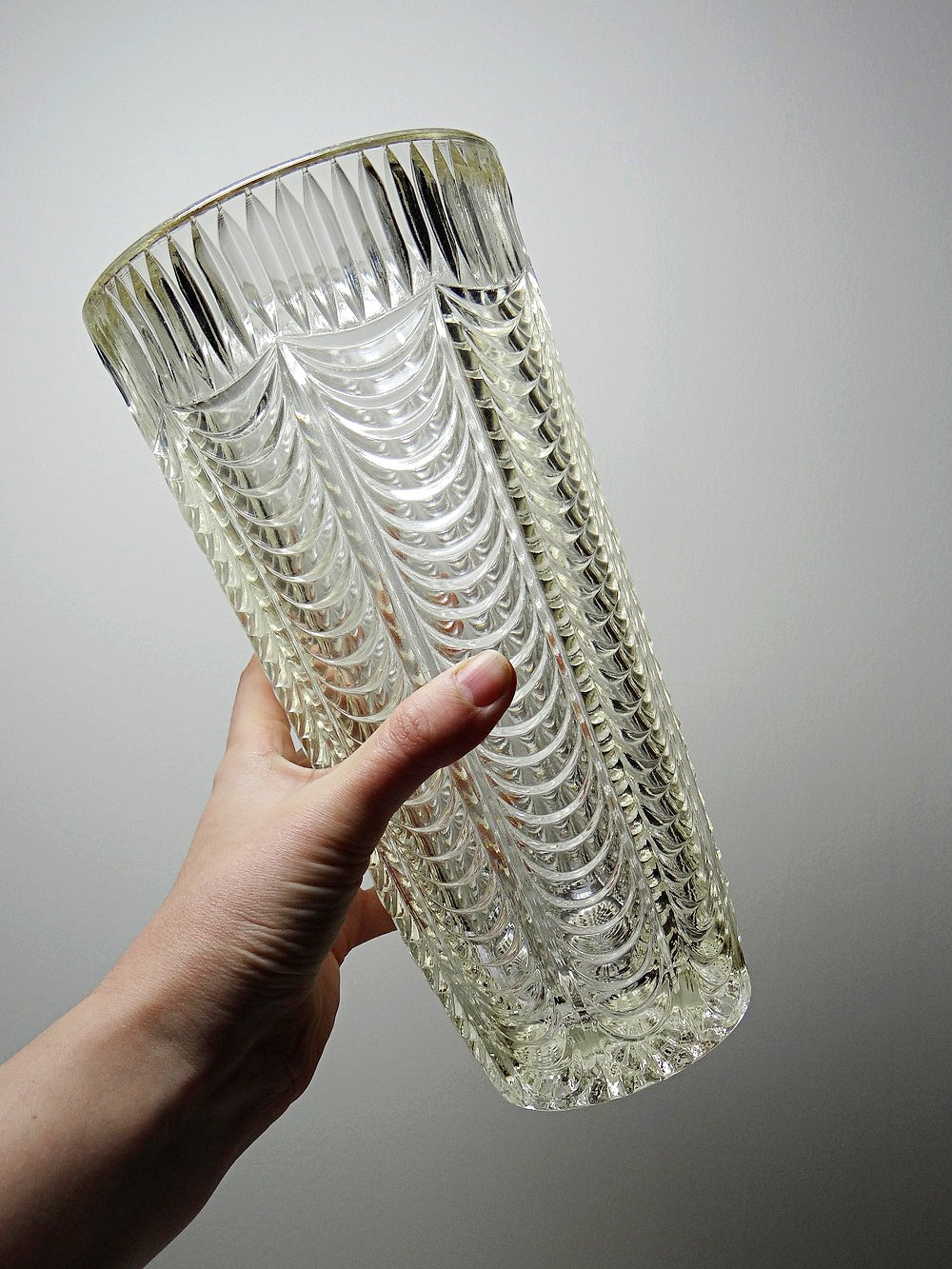 Vintage Vase aus italienischem Pressglas drapiertes Dekor gelb transparent