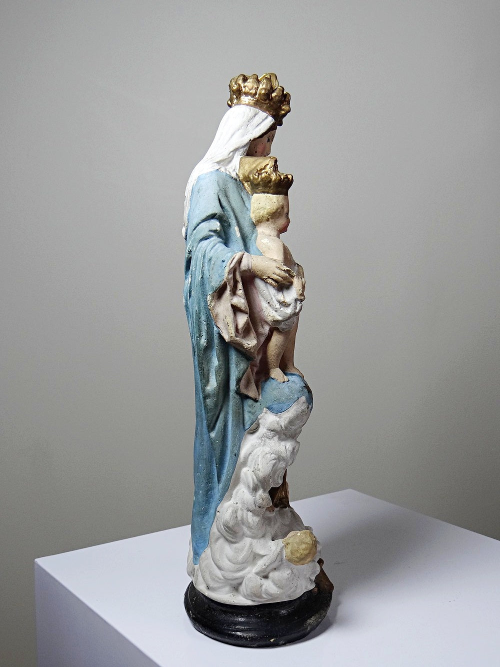 Vintage Religiöse Statue "Notre-Dame des Victoires" aus polychromem Gips