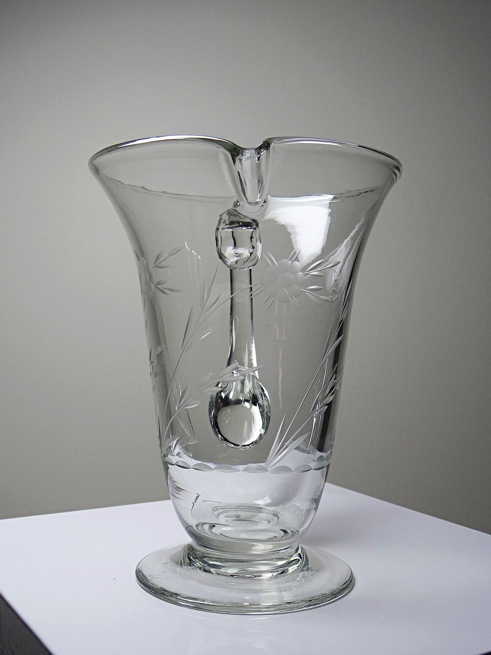 Vintage Glaskrug mit Blumendekor, Böhmen, rad-graviert