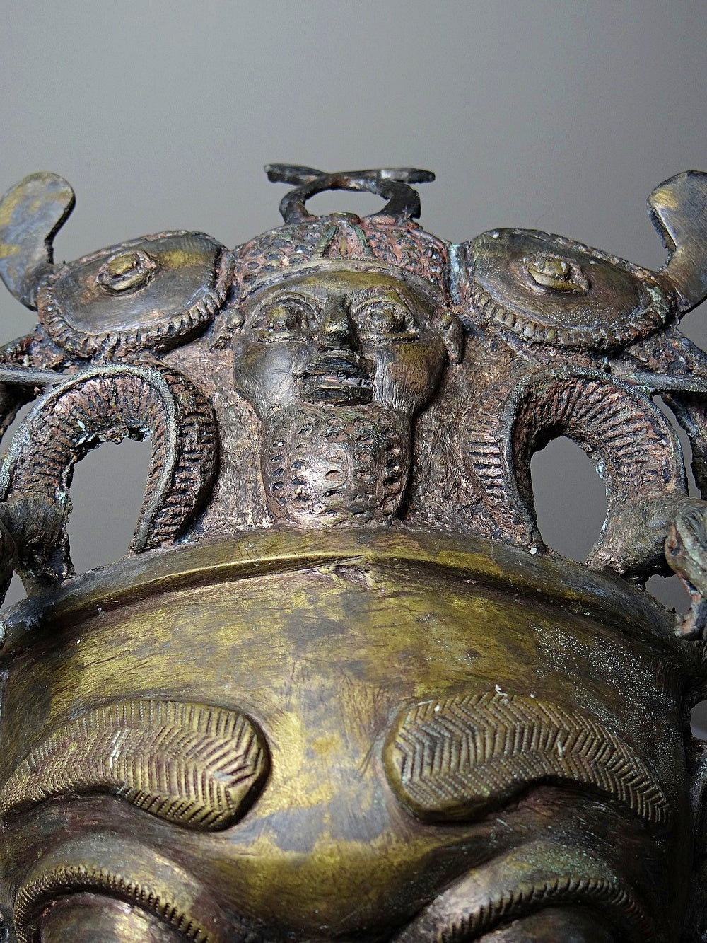 Vintage Maske Bamoun von GoldDekoration für Kamerun, Bronze