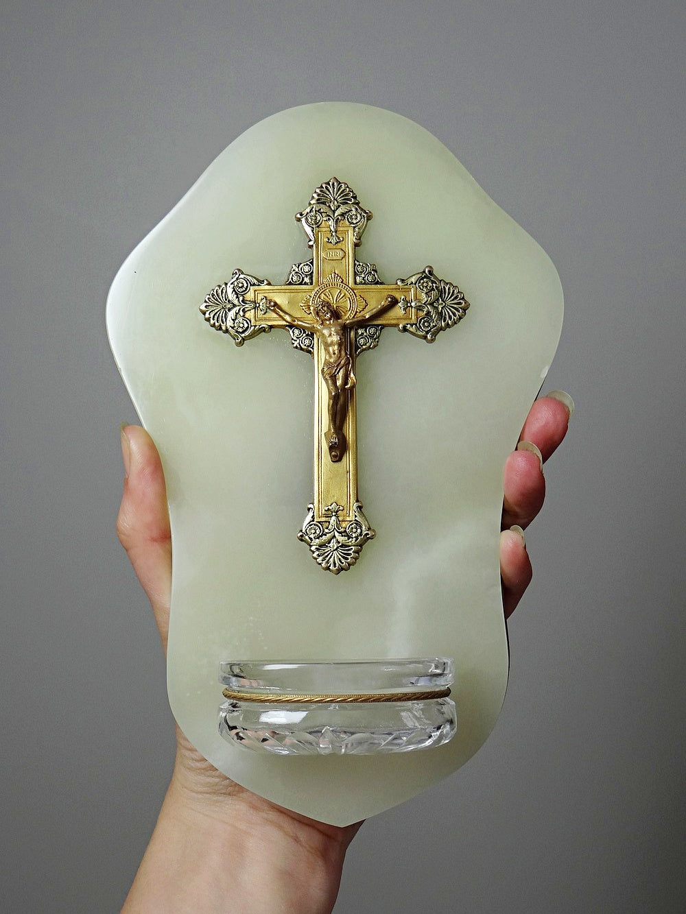 Vintage Wandweihwasserbecken aus grünem Onyx mit Kruzifix aus Metall und geschliffenem Glas