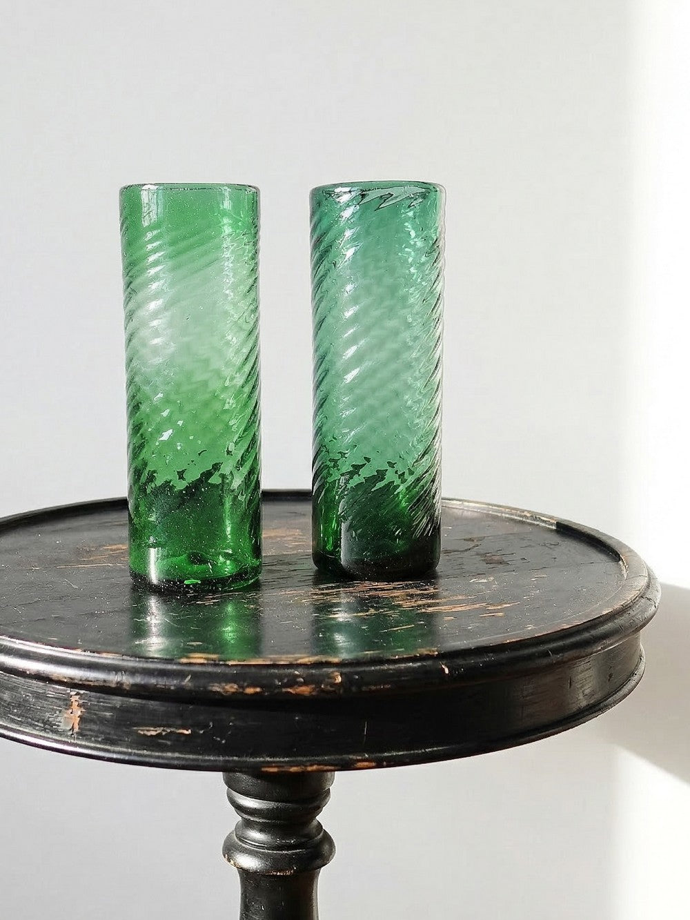 Vintage Glas Set von 2 grün gedrehtes mexikanisches mundgeblasenes Glas, groß