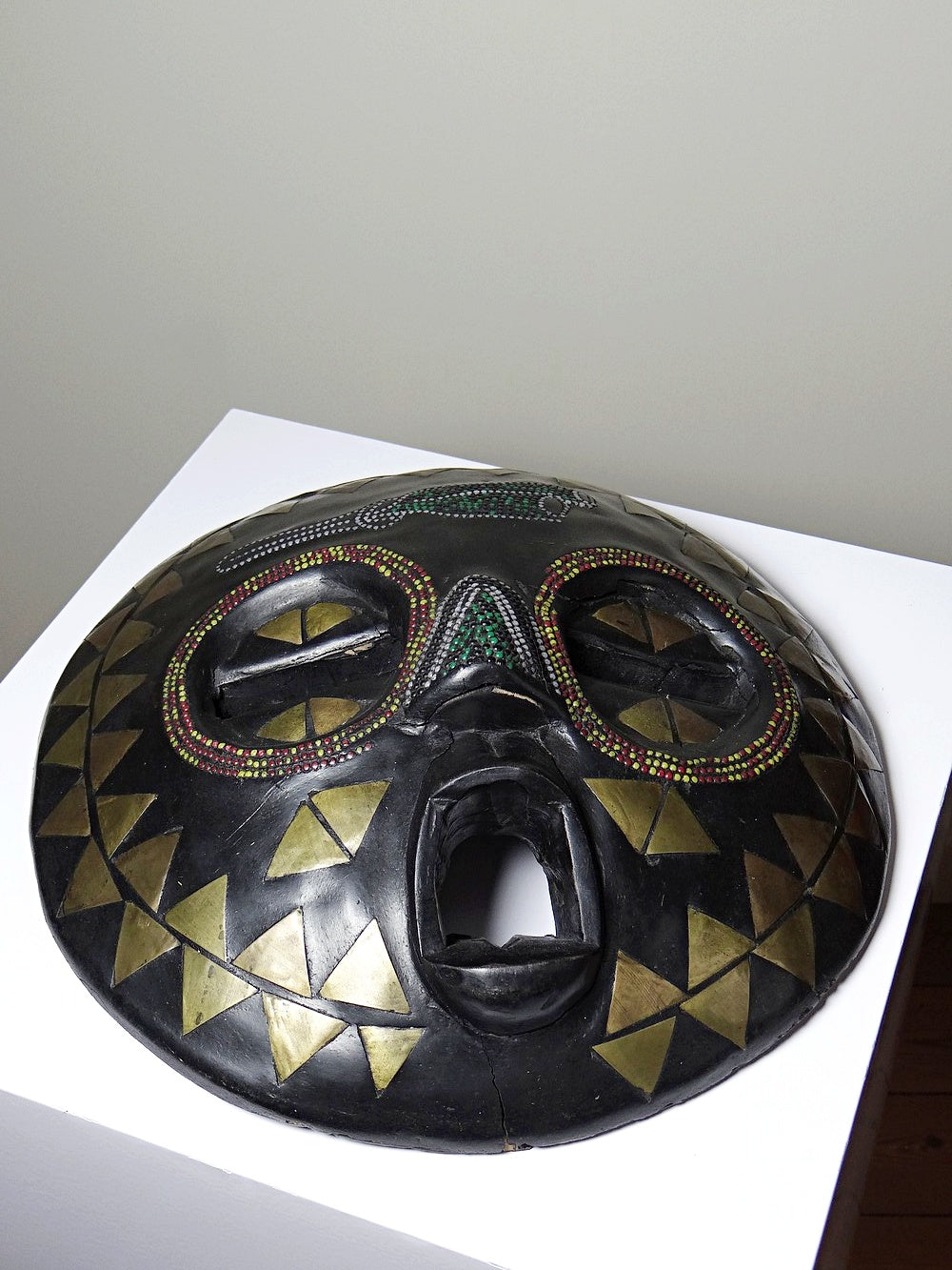Vintage Maske Lune Africain Luba Baluba aus Kongo Holz mit Glasperlen und Messingdekor
