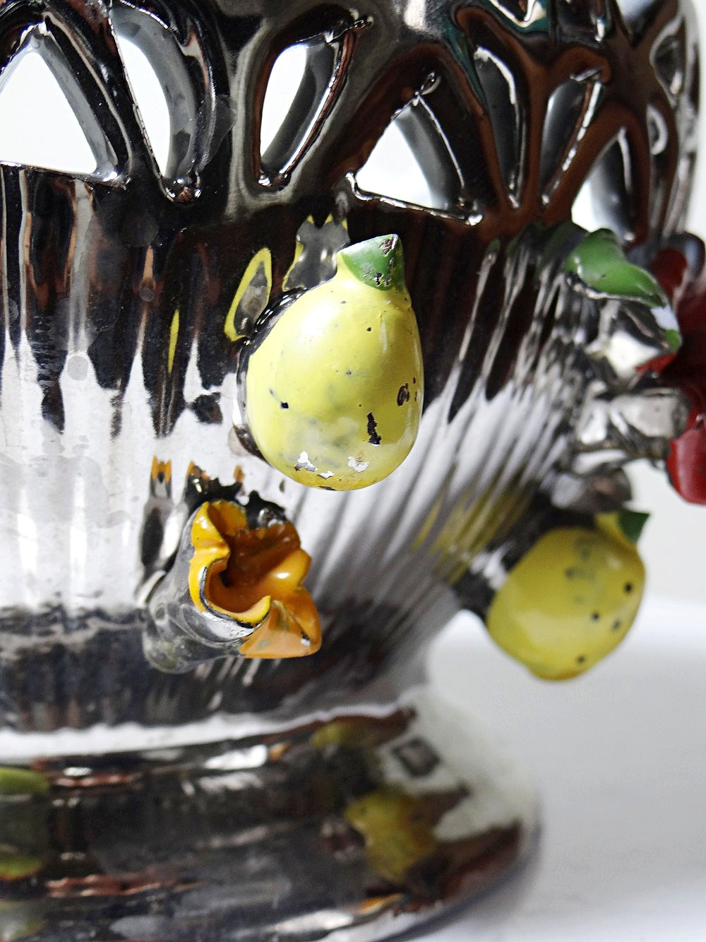 Vintage Servierschale aus silberglasierter Porzellan mit Durchbruchdekor Früchte Blumen