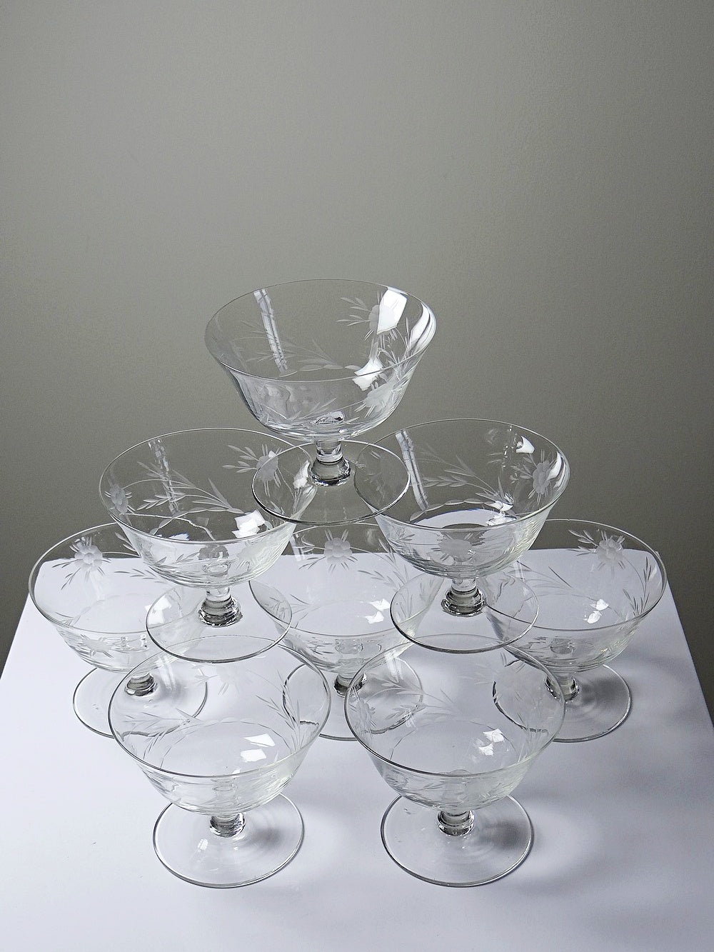 Set von 8 Vintage Champagnerschalen, radgraviertes Glas mit floralem Dekor, Böhmen