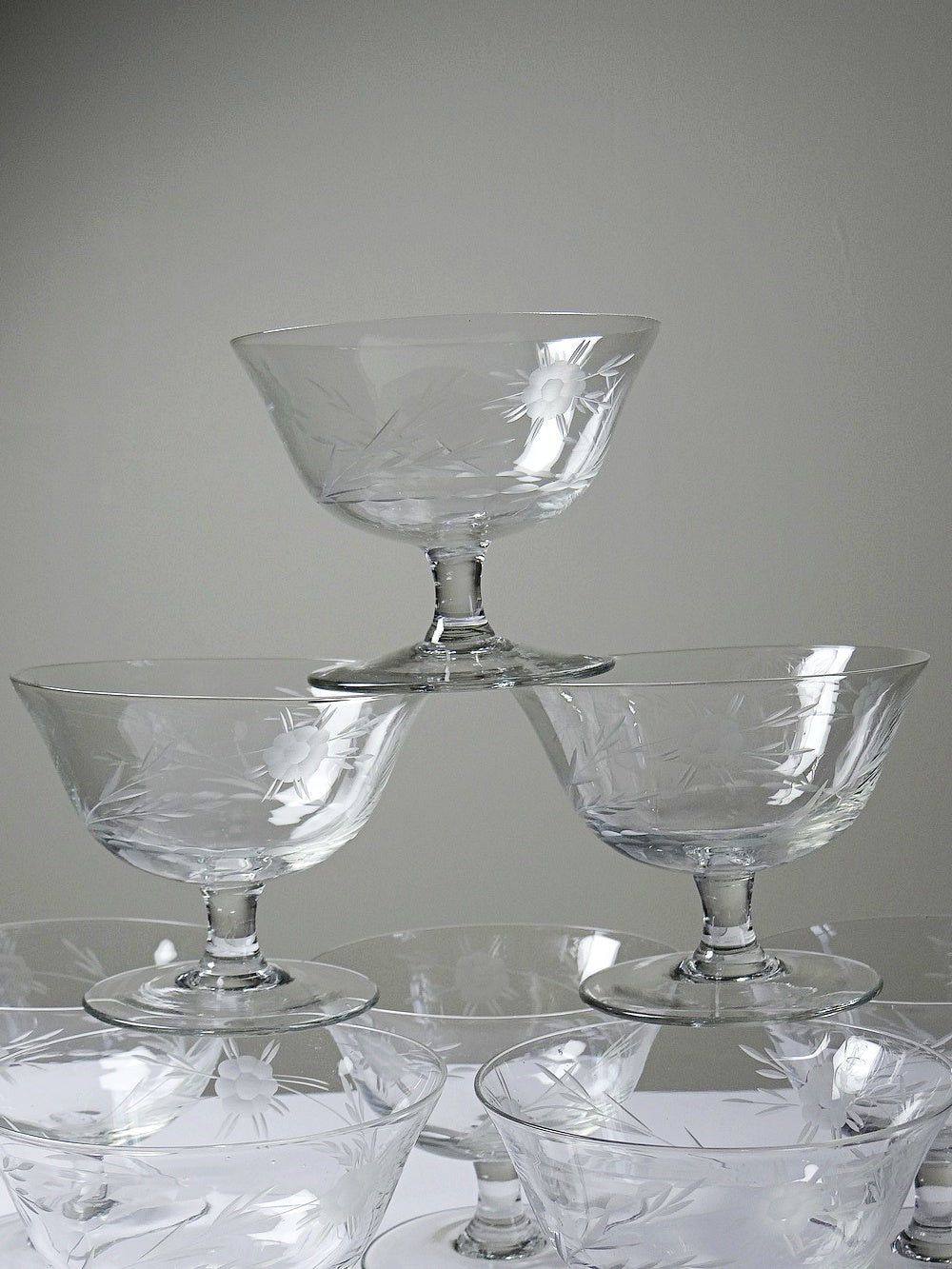 Set von 8 Vintage Champagnerschalen, radgraviertes Glas mit floralem Dekor, Böhmen