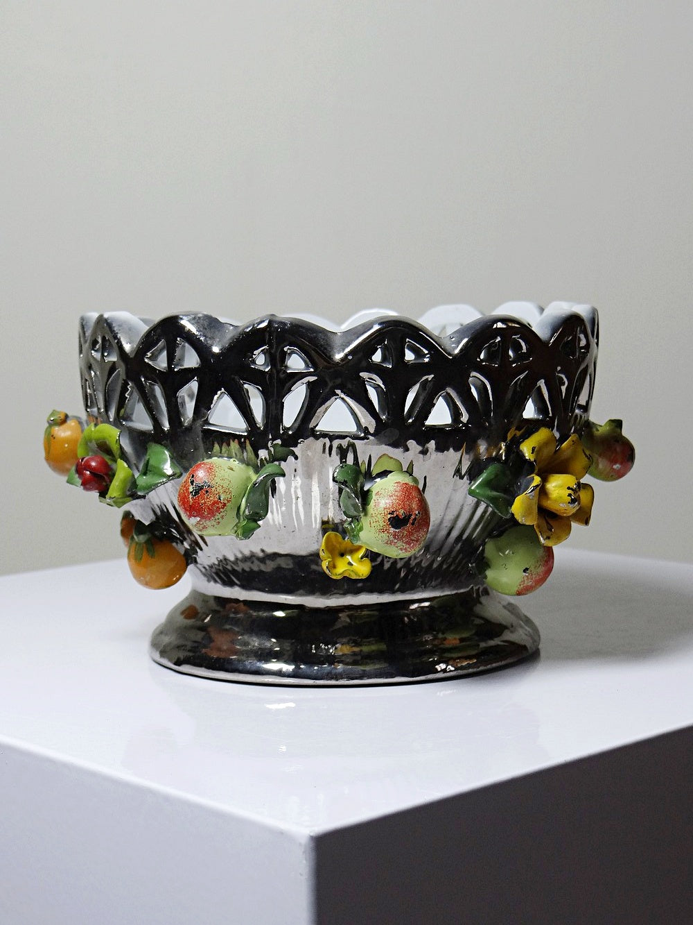 Vintage Servierschale aus silberglasierter Porzellan mit Durchbruchdekor Früchte Blumen