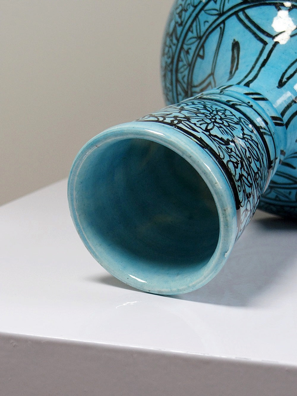 Vintage Vase Iznik Türkis von persisch Schwarzdekor Glasurkeramik