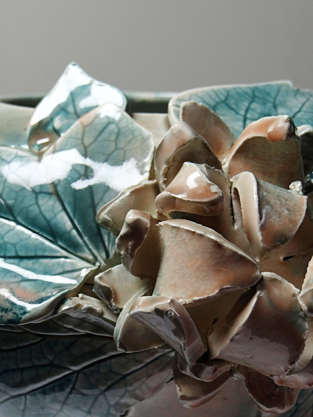 Vintage Kugelvase mit floralem Reliefdekor aus Keramik von Dina