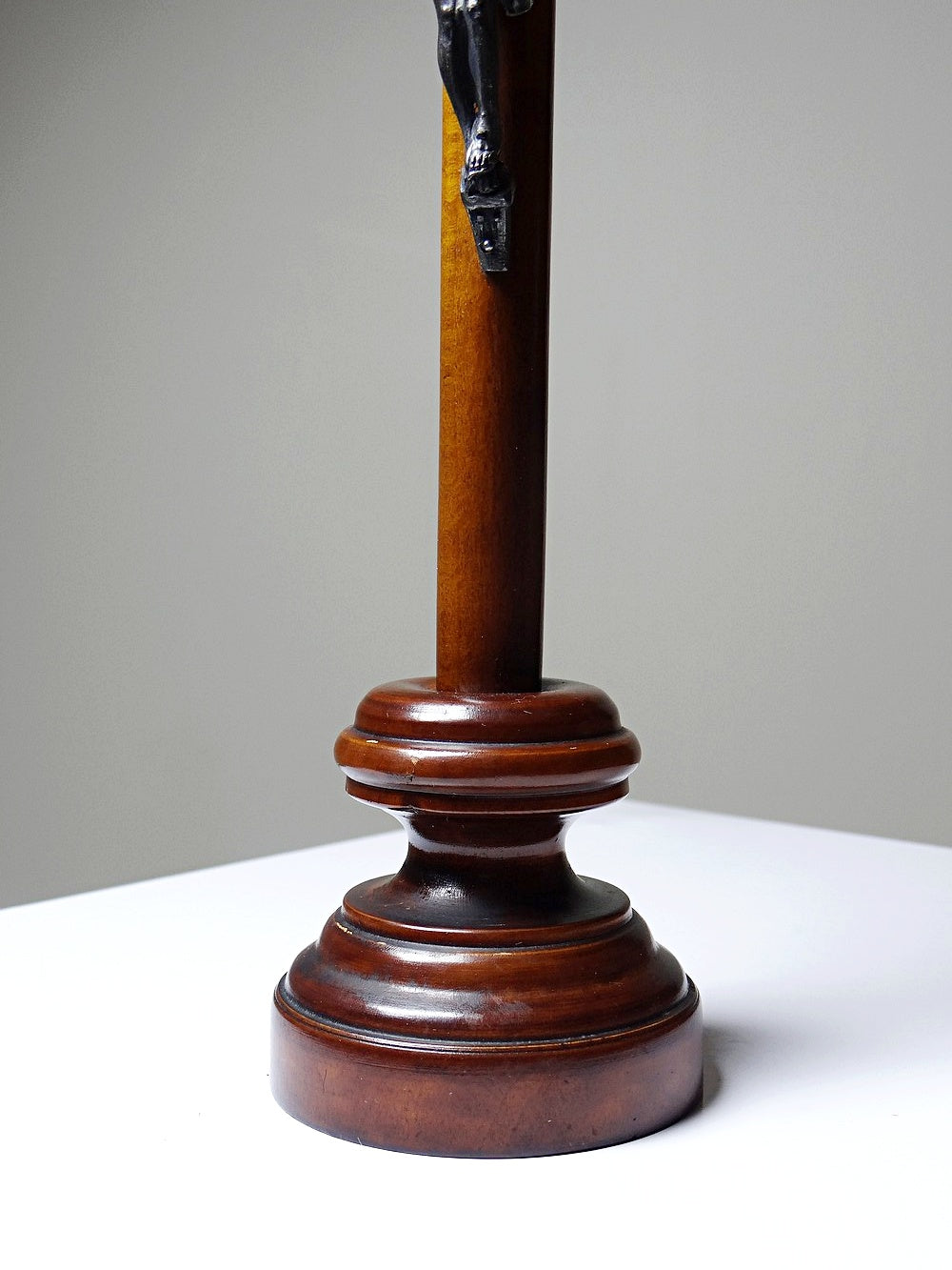 Vintage Altarkruzifix aus gedrechseltem Holz mit versilberter Christusfigur
