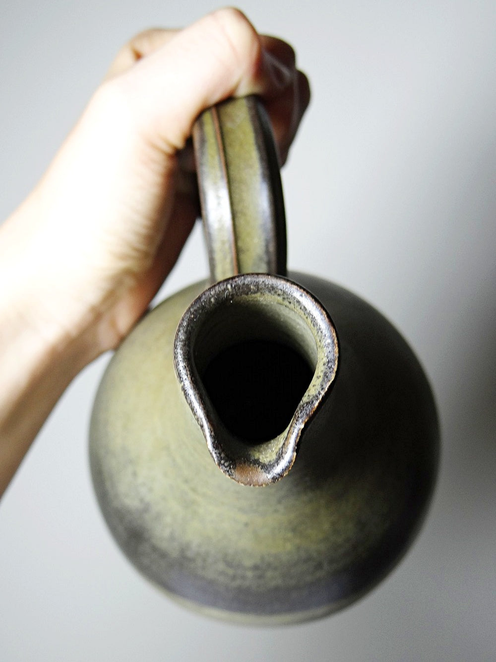 Vintage Krug Birnenform aus glasierter Steinzeugkeramik