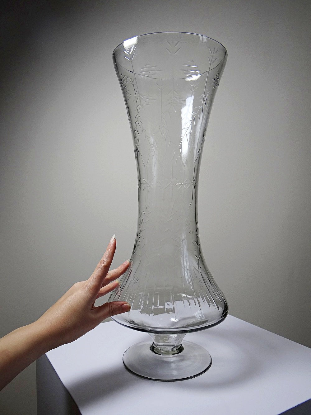 Vintage Vase graviertes mundgeblasenes Glas durchsichtig, sehr groß, antiker Stil