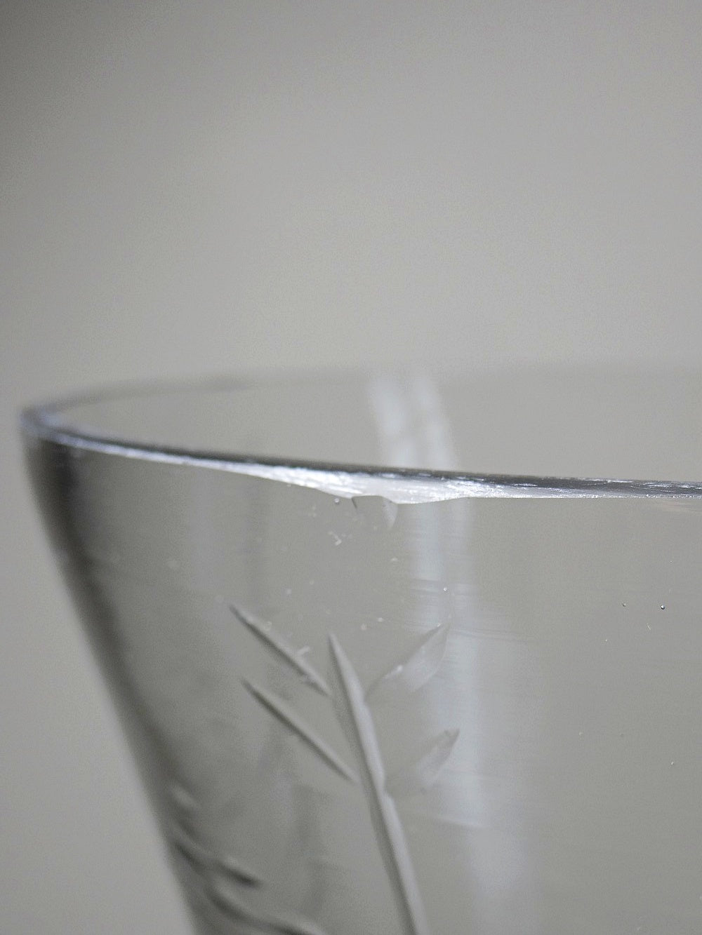 Vintage Vase graviertes mundgeblasenes Glas durchsichtig, sehr groß, antiker Stil