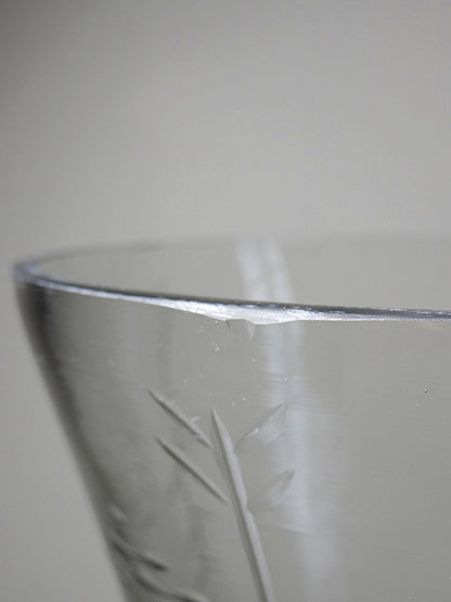 Vintage Vase graviertes mundgeblasenes Glas durchsichtig, sehr groß, antiker Stil