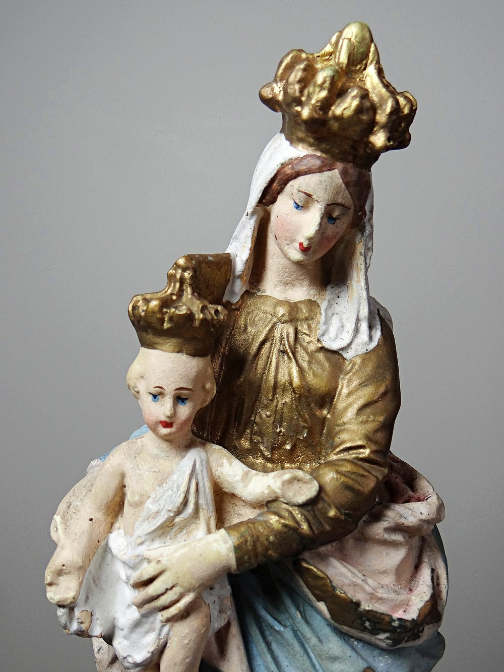 Vintage Religiöse Statue "Notre-Dame des Victoires" aus polychromem Gips