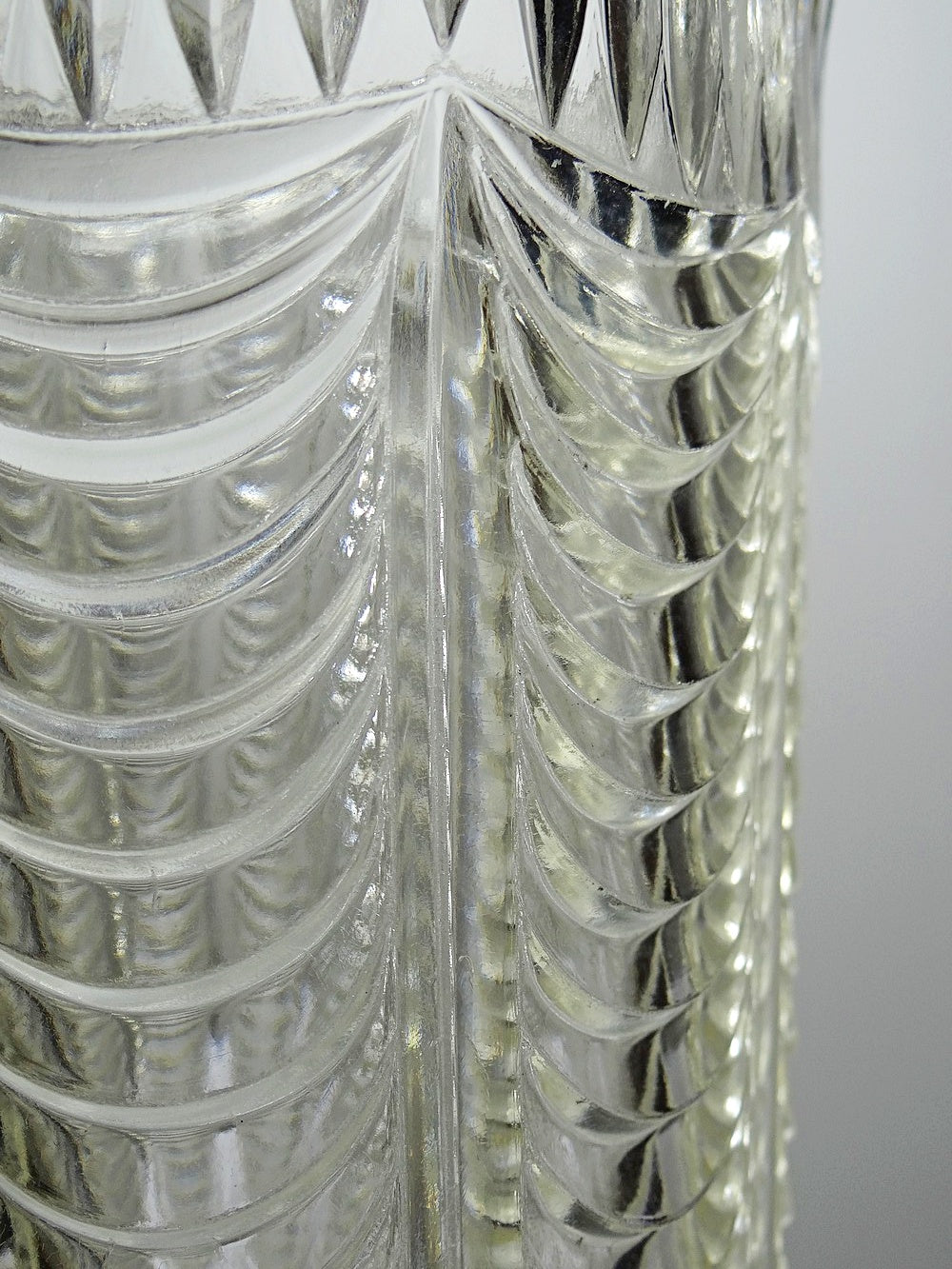 Vintage Vase aus italienischem Pressglas drapiertes Dekor gelb transparent