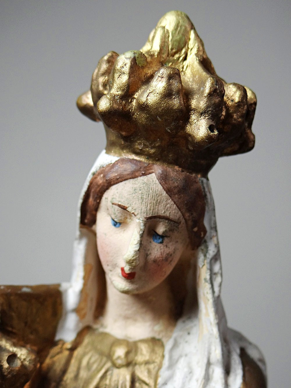 Vintage Religiöse Statue "Notre-Dame des Victoires" aus polychromem Gips