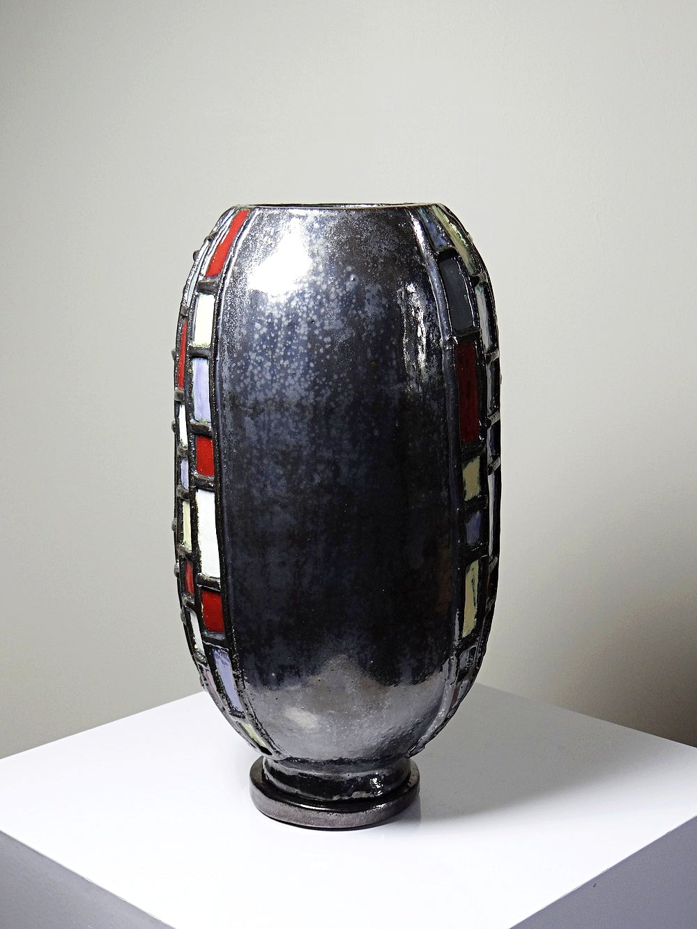 Vintage modernistische Vase aus schwarz glasierter Kunstkeramik
