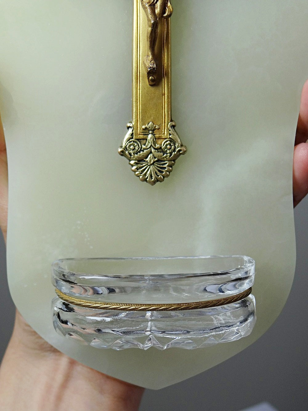 Vintage Wandweihwasserbecken aus grünem Onyx mit Kruzifix aus Metall und geschliffenem Glas