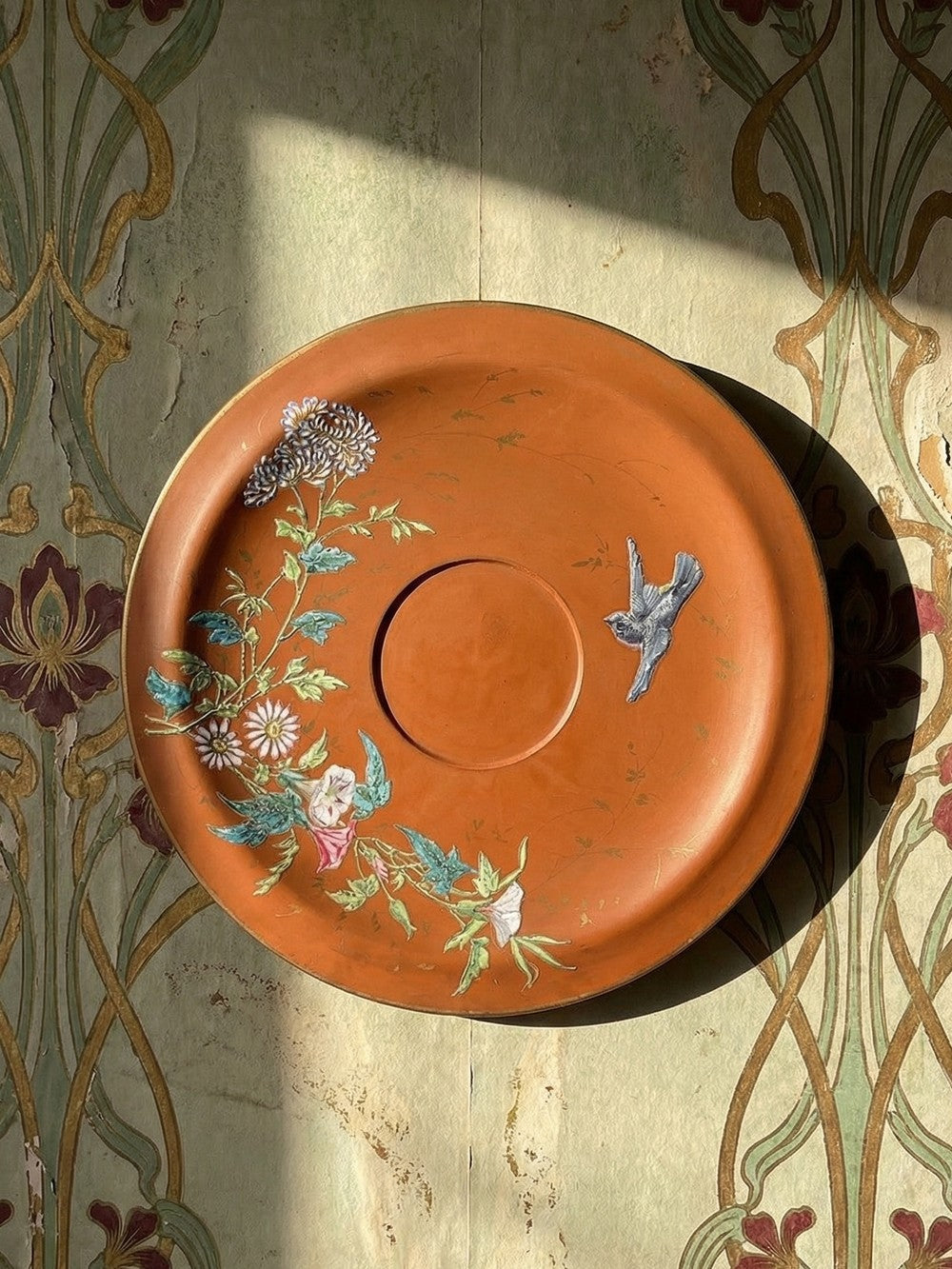Vintage Servieraccessoire Terrakotta-Schale mit japanischer Jugendstil-Emaille, polychrom-goldig