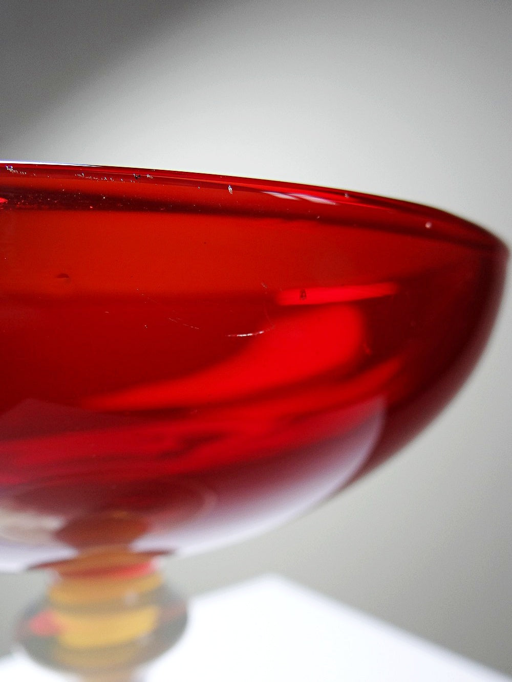 Vintage Schale aus venezianischem Glas rot und opalin mit Seifenblasenmotiv