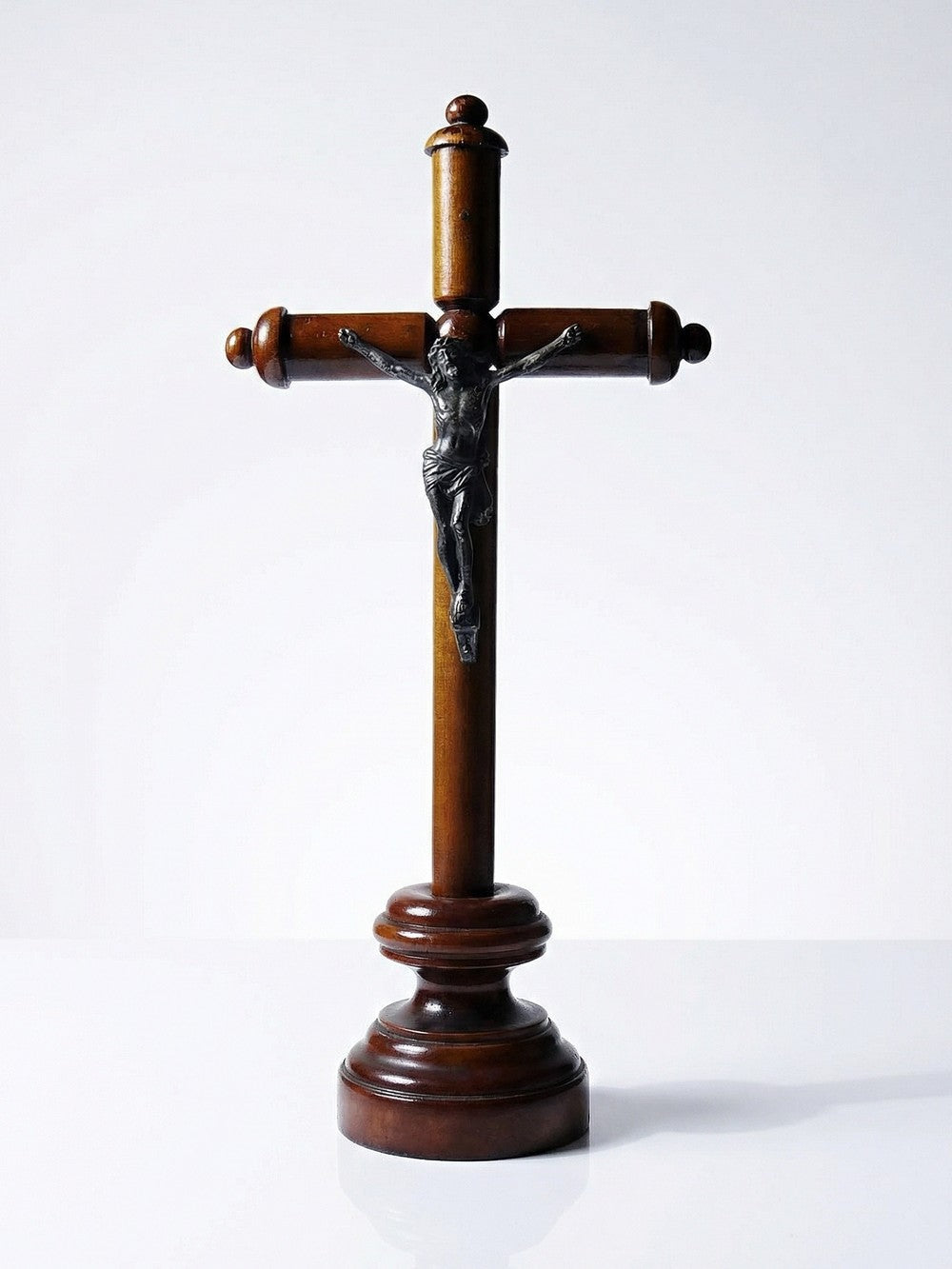 Vintage Altarkruzifix aus gedrechseltem Holz mit versilberter Christusfigur