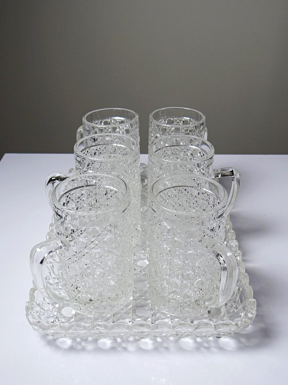 Vintage Set von 6 Glasbecher mit Tablett Art Déco Durchsichtiges Geschirr