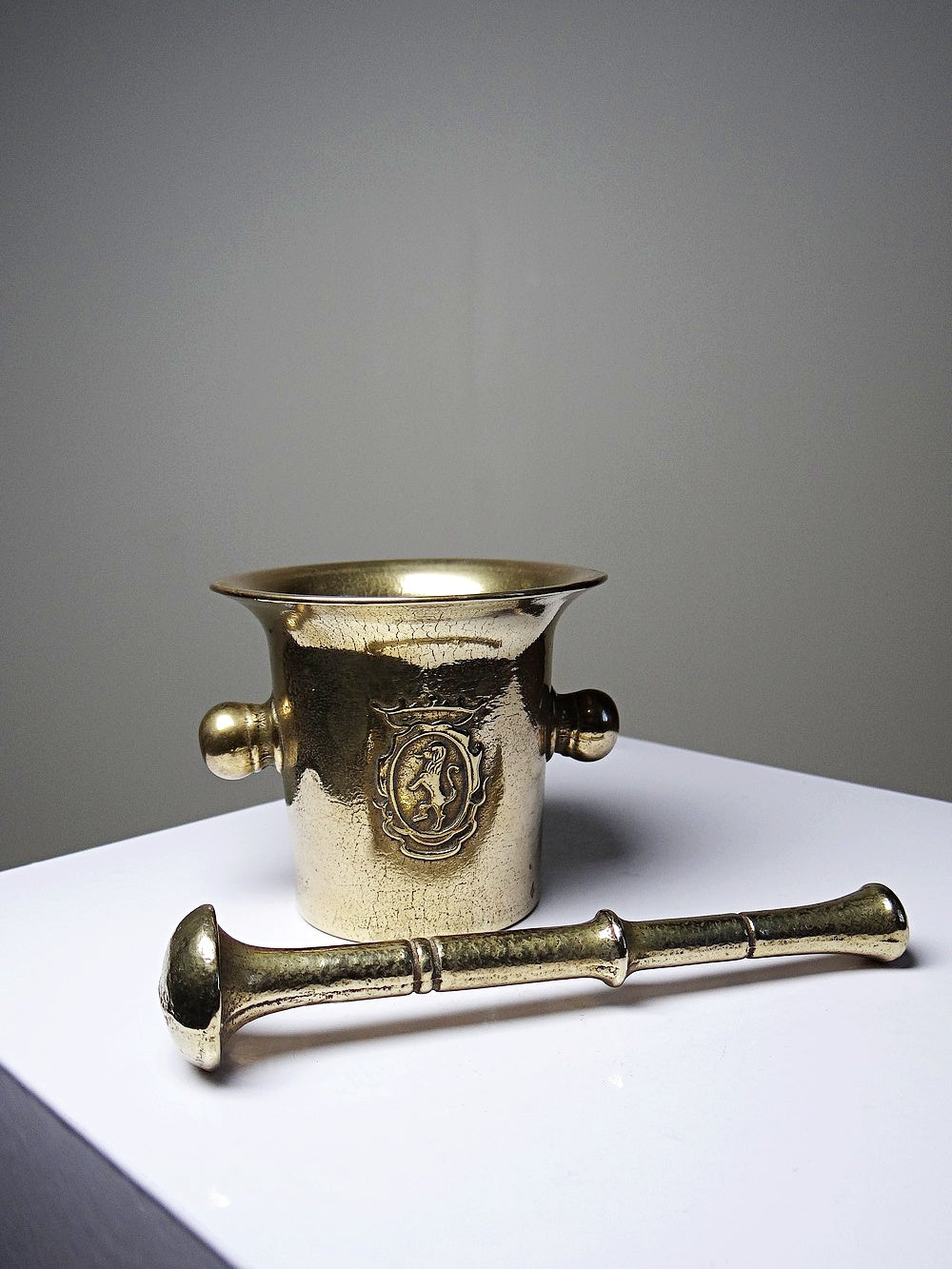 Vintage Apotheker Mörser mit Stößel vergoldete Bronze heraldischer Löwe