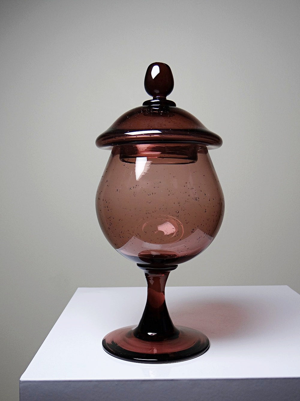 Vintage Bonbonniere im Biot-Stil in Pflaumenviolett Glas mit Blasen