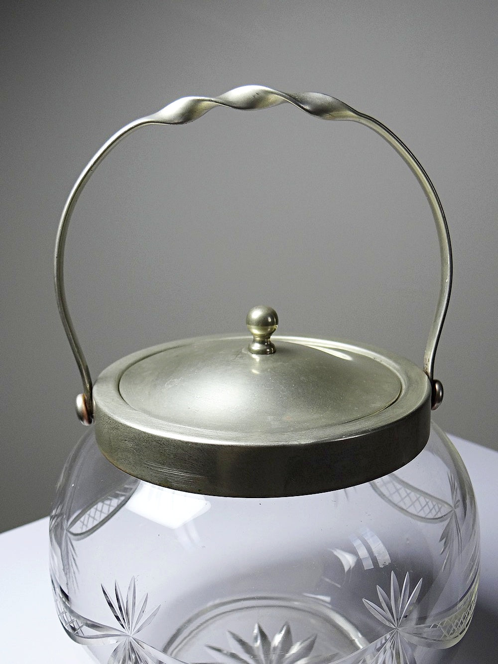 Vintage Bonbonniere aus graviertem böhmischem Kristall und versilbertem Metall