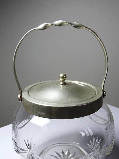 Vintage Bonbonniere aus graviertem böhmischem Kristall und versilbertem Metall