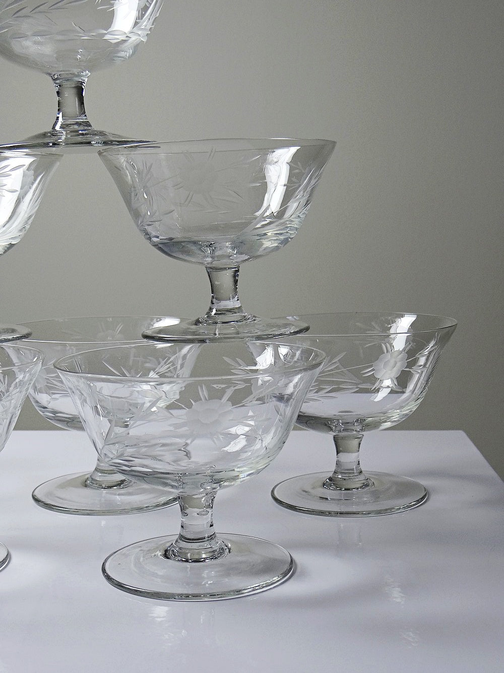 Set von 8 Vintage Champagnerschalen, radgraviertes Glas mit floralem Dekor, Böhmen