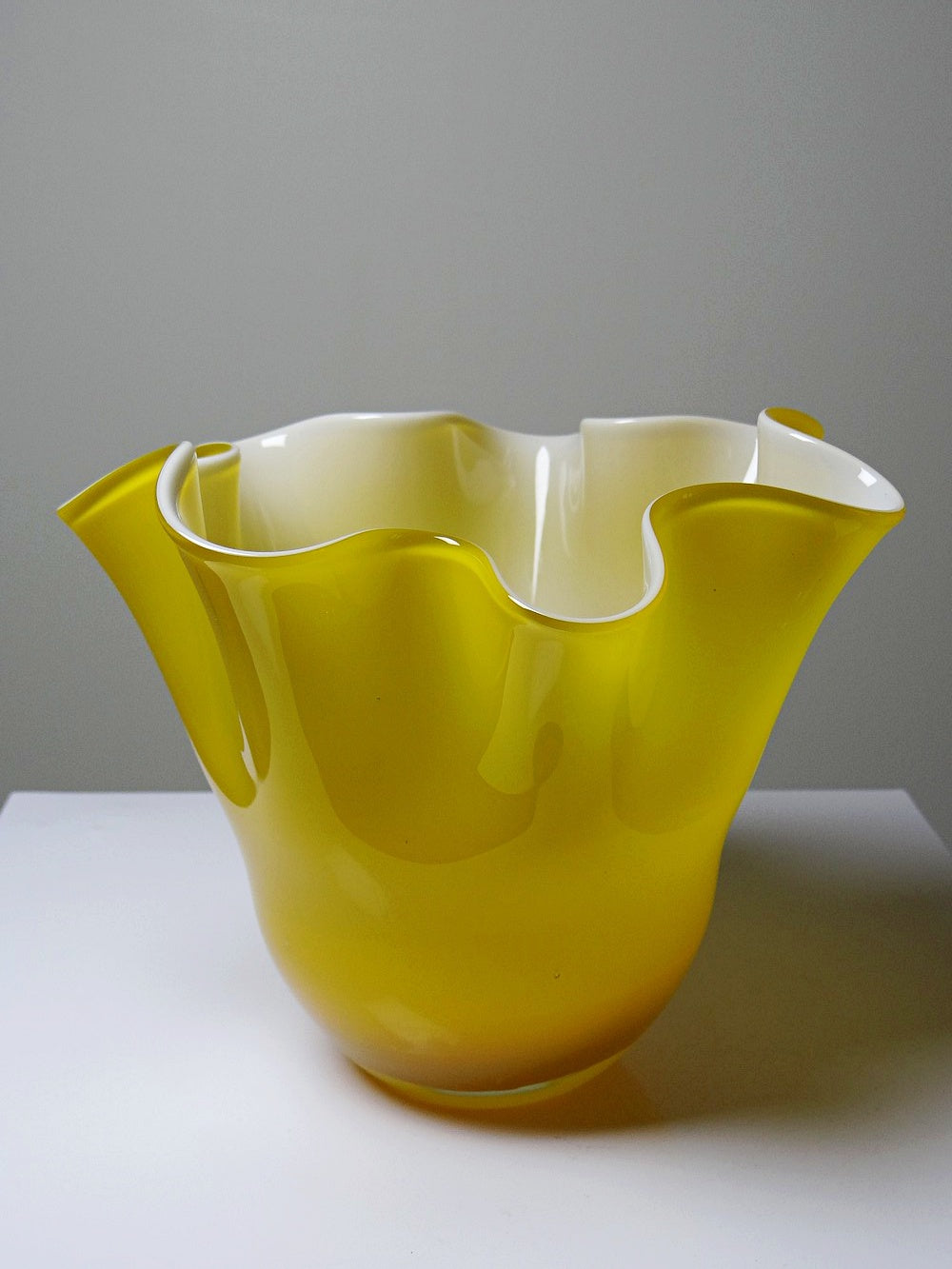 Vintage Vase Fazzoletto Murano gelb opalin, im Stil von Fulvio Bianconi