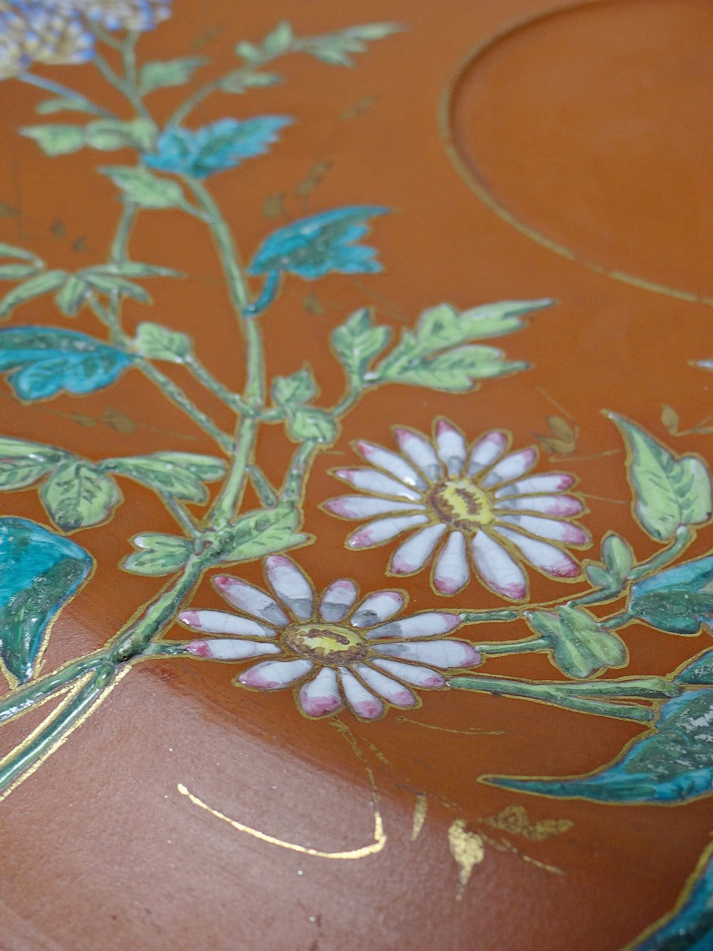 Vintage Servieraccessoire Terrakotta-Schale mit japanischer Jugendstil-Emaille, polychrom-goldig