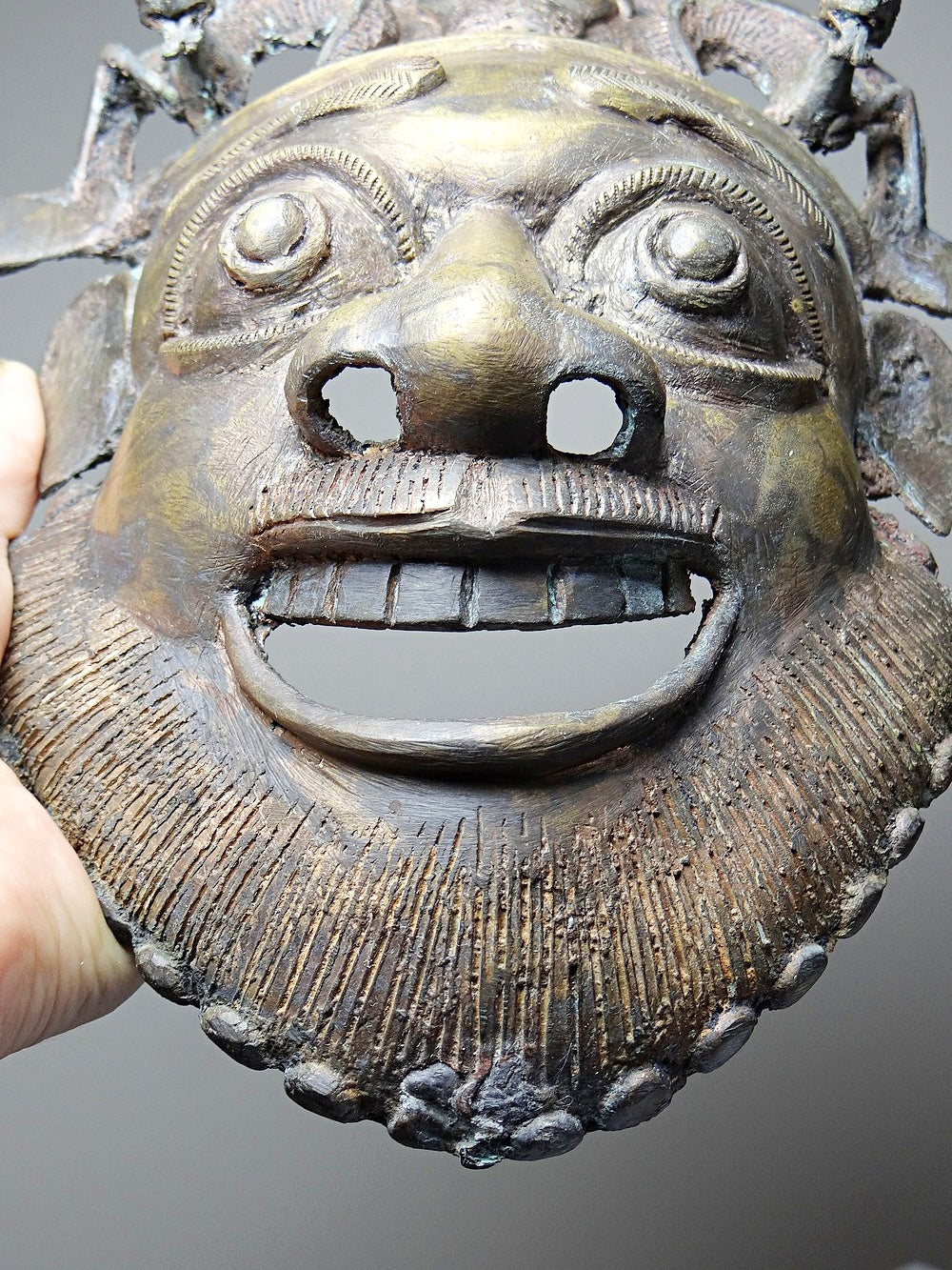 Vintage Maske Bamoun von GoldDekoration für Kamerun, Bronze