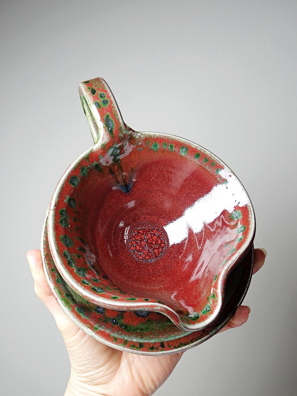 Vintage Sauciere Fontgombault rot grün von Fontgombault für Fontgombault glasierte Keramik