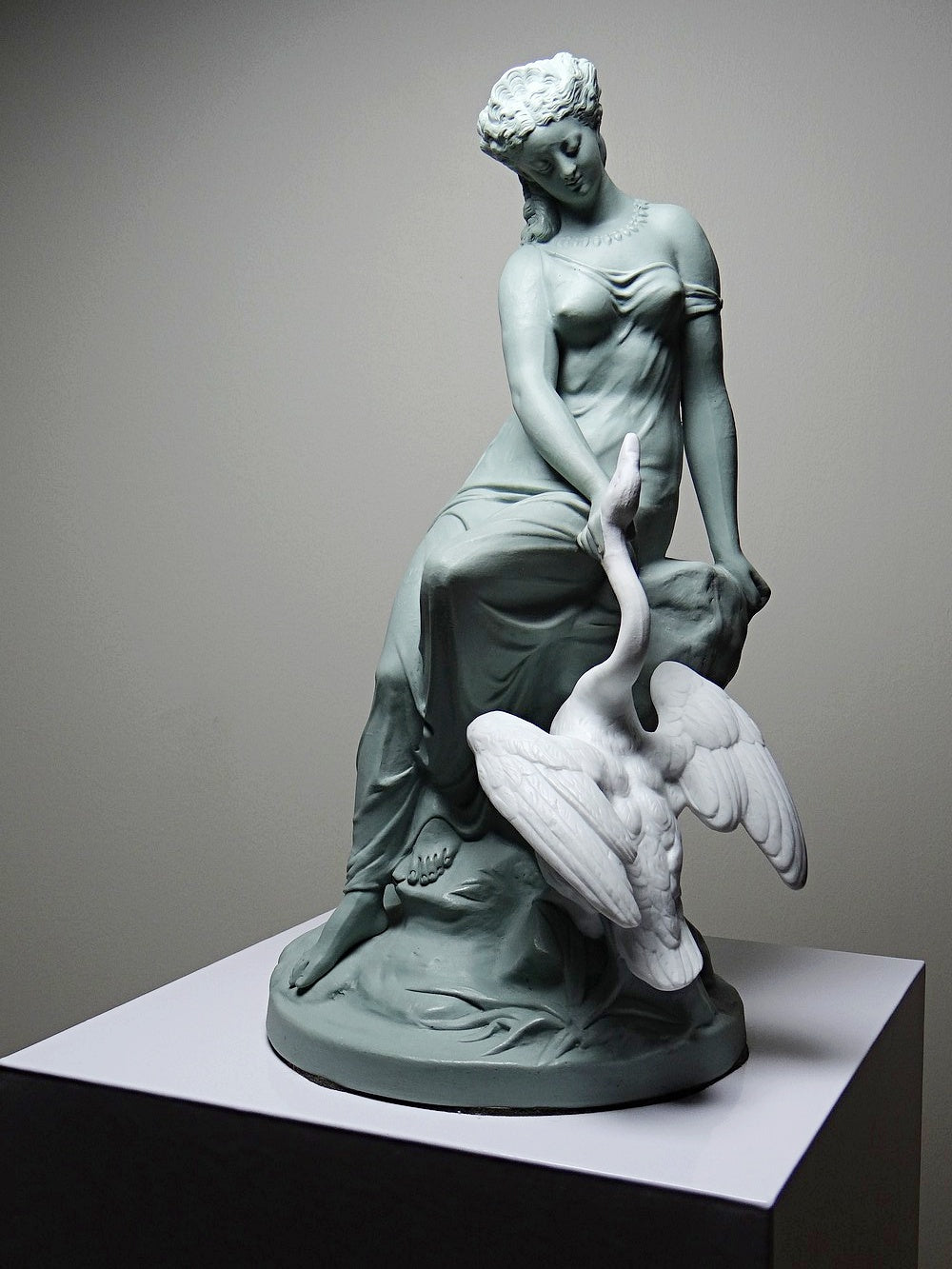 Vintage Porzellanfigur Léda et le Cygne von Letu und Mauger für GrauKunst celadon und weiß