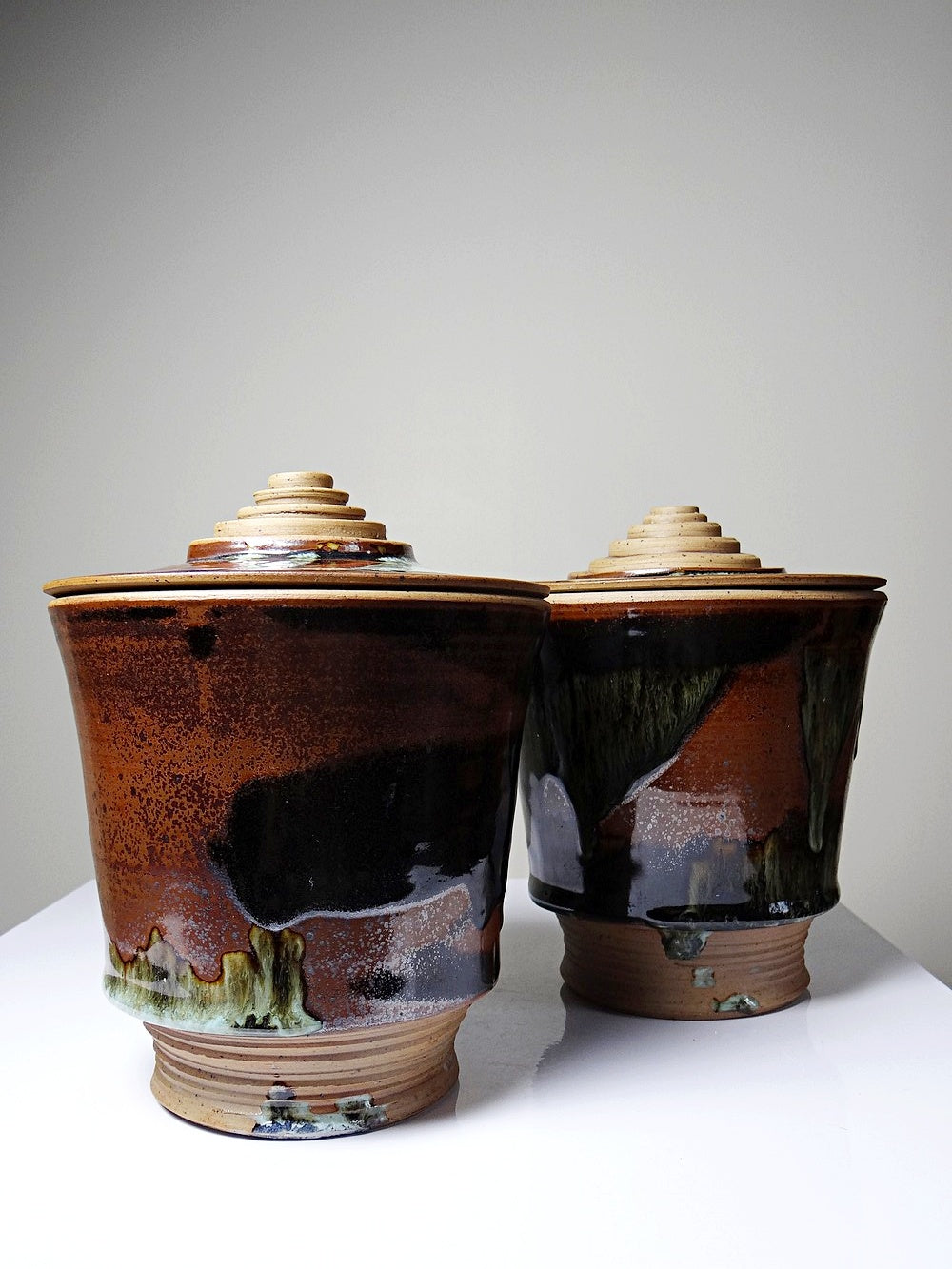Vintage Servieraccessoire Set von 2 Steinguttopf von Studio Poterie braun-grün-schwarz-kupferfarben