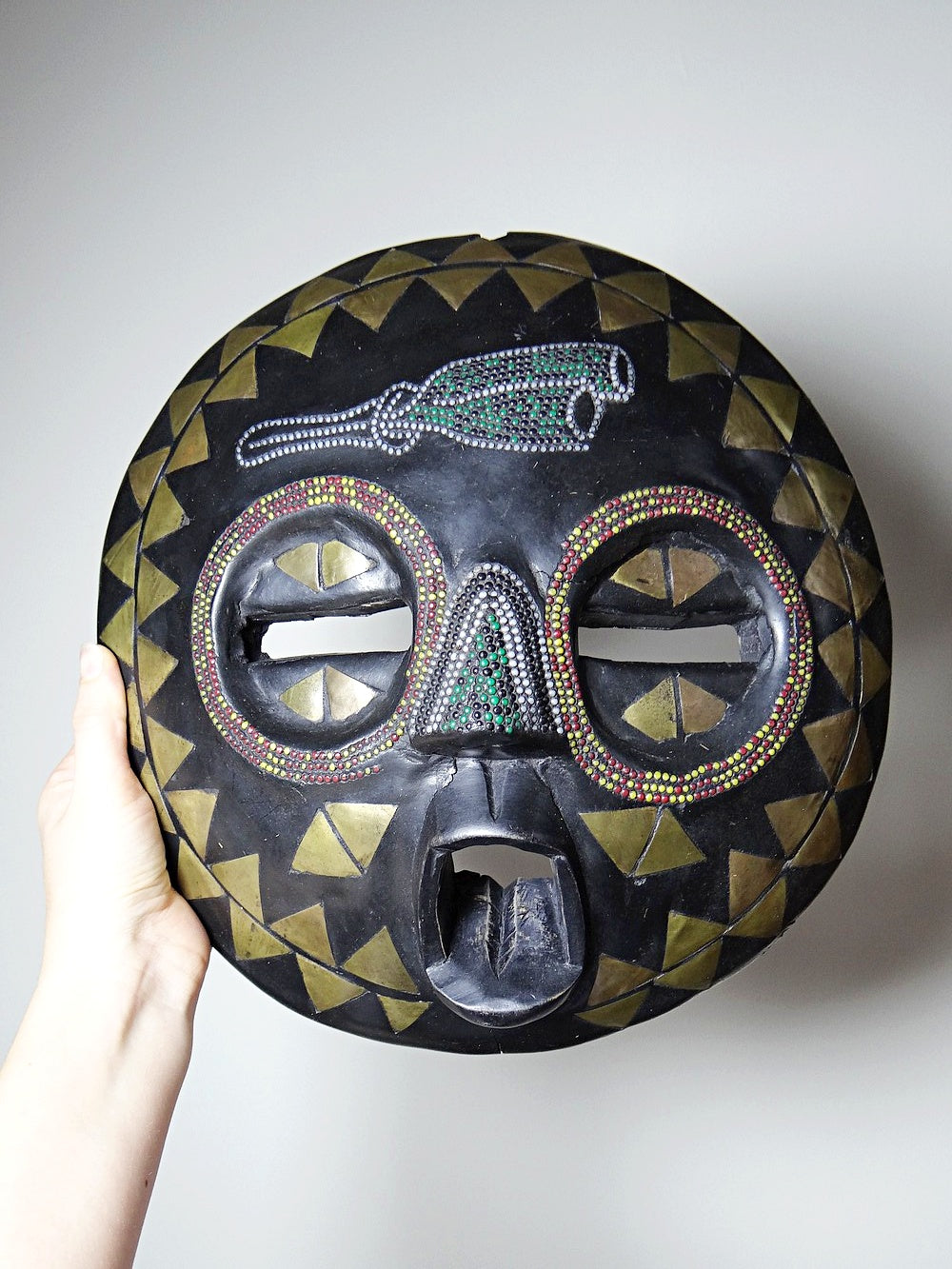 Vintage Maske Lune Africain Luba Baluba aus Kongo Holz mit Glasperlen und Messingdekor