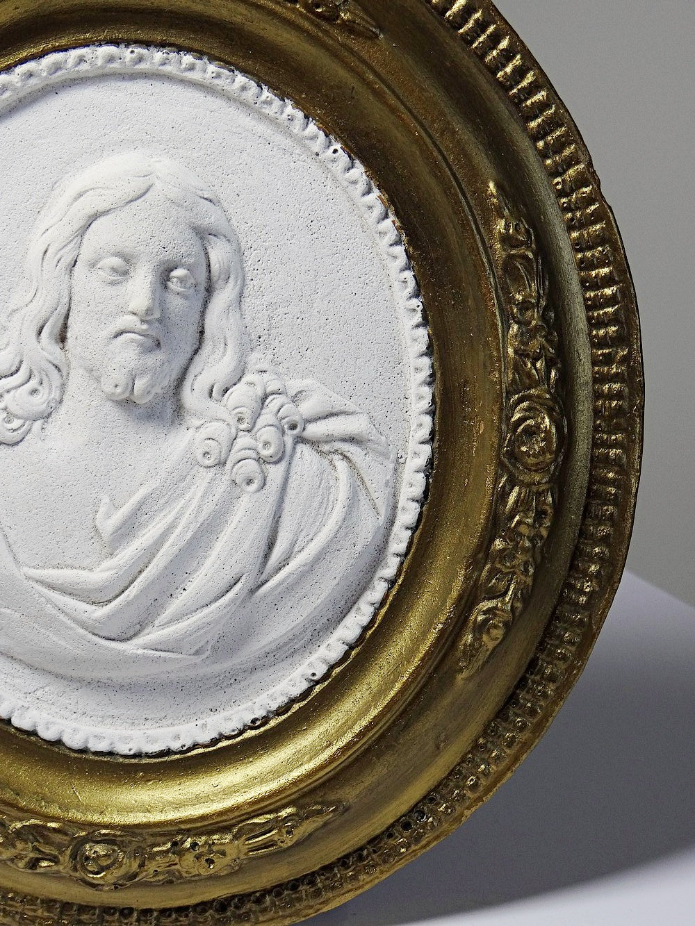 Vintage Wandmedaillon Christus Religiös Weiß Gold Rosa Plaster Dekoration