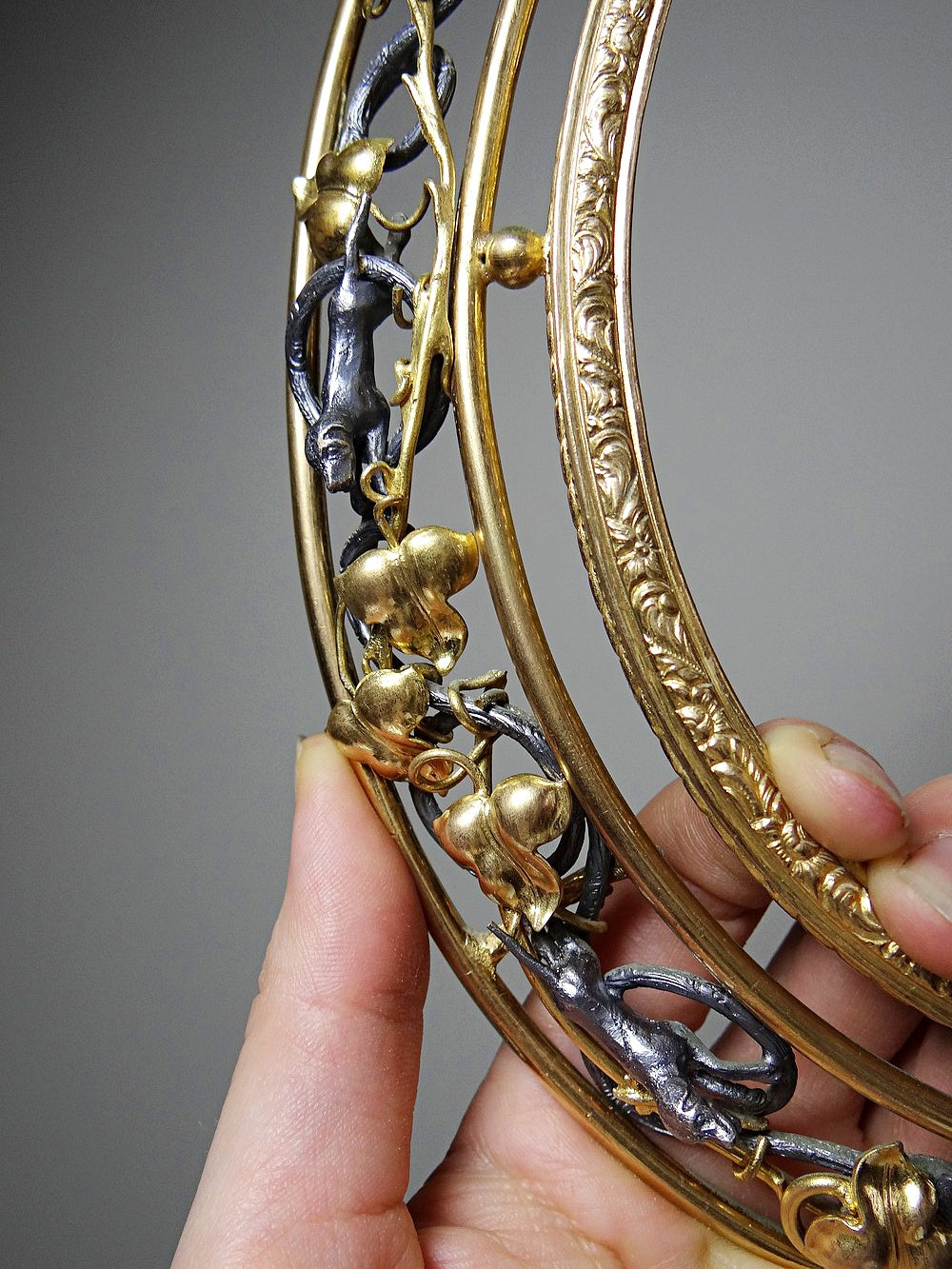 Vintage Wandrahmen Art Nouveau mit Jagdszene Gold Silber dunkelblau Dekor Metall Messing Zinn