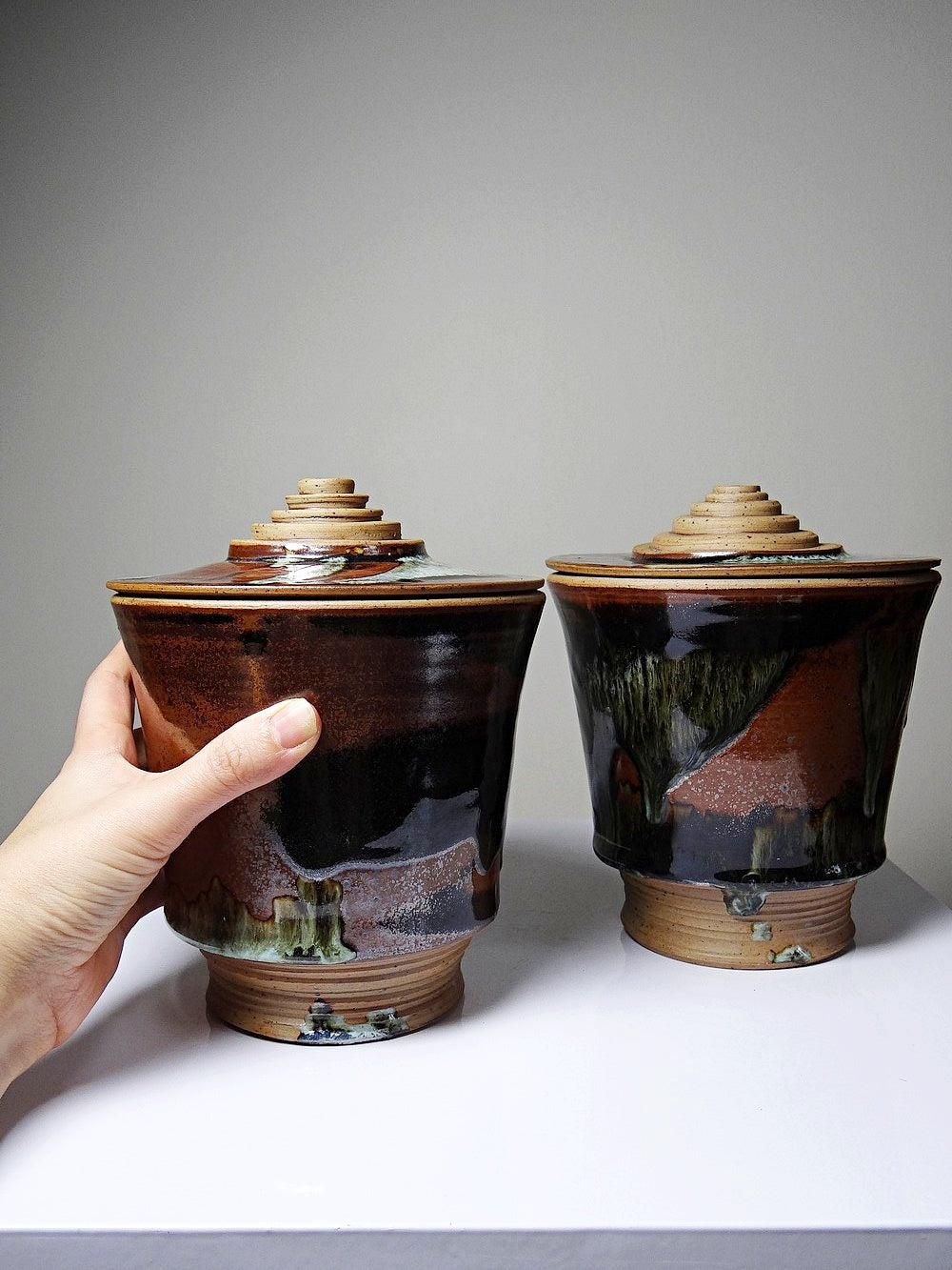 Vintage Servieraccessoire Set von 2 Steinguttopf von Studio Poterie braun-grün-schwarz-kupferfarben