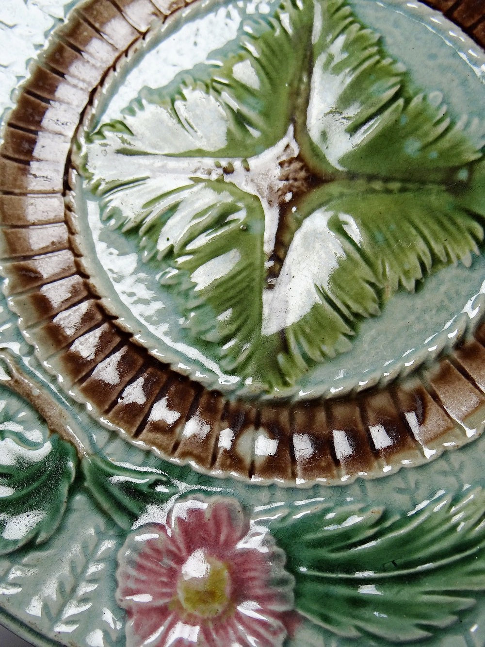 Vintage Dessertteller Majolika polychrom mit Pflanzendekor, frühes 20. Jh.