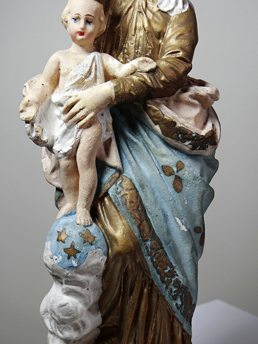 Vintage Religiöse Statue "Notre-Dame des Victoires" aus polychromem Gips