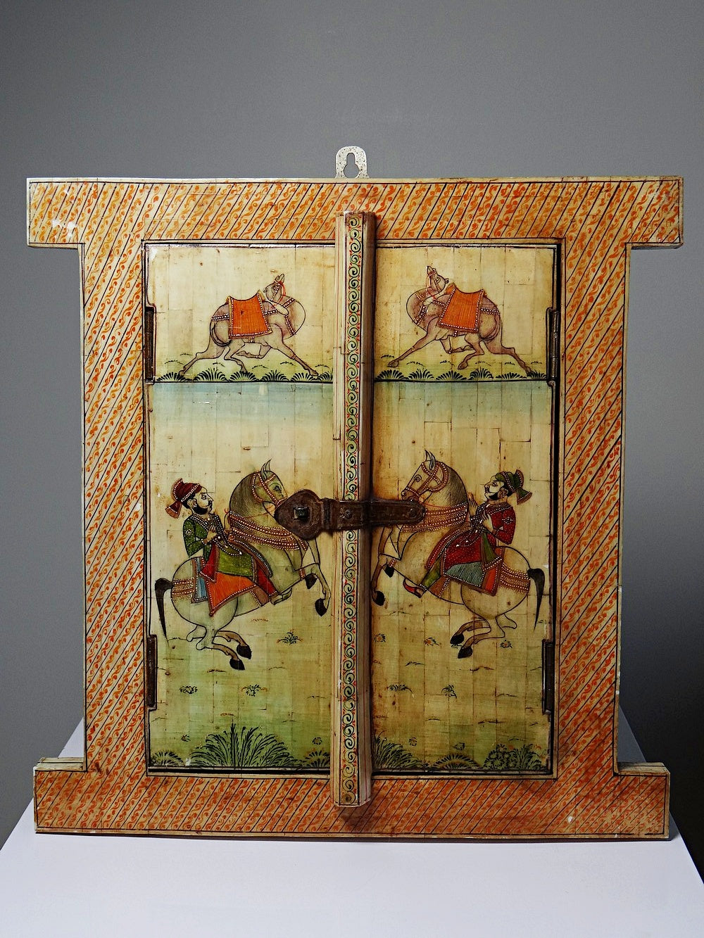 Vintage Spiegel Fenster Rajasthan handbemalter Knochen mit Reiterdekor, antik frühes 20. Jh.