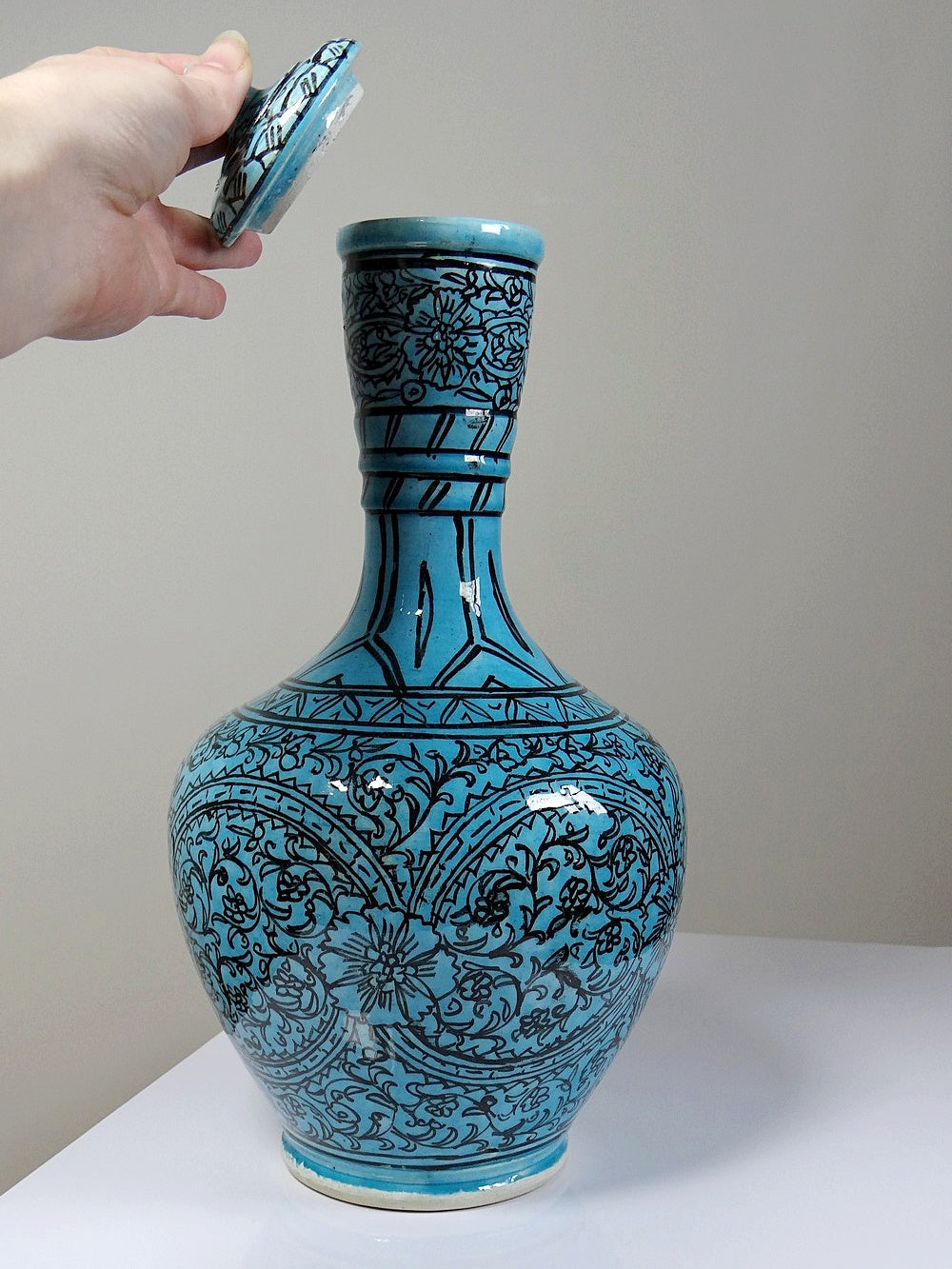 Vintage Vase Iznik Türkis von persisch Schwarzdekor Glasurkeramik