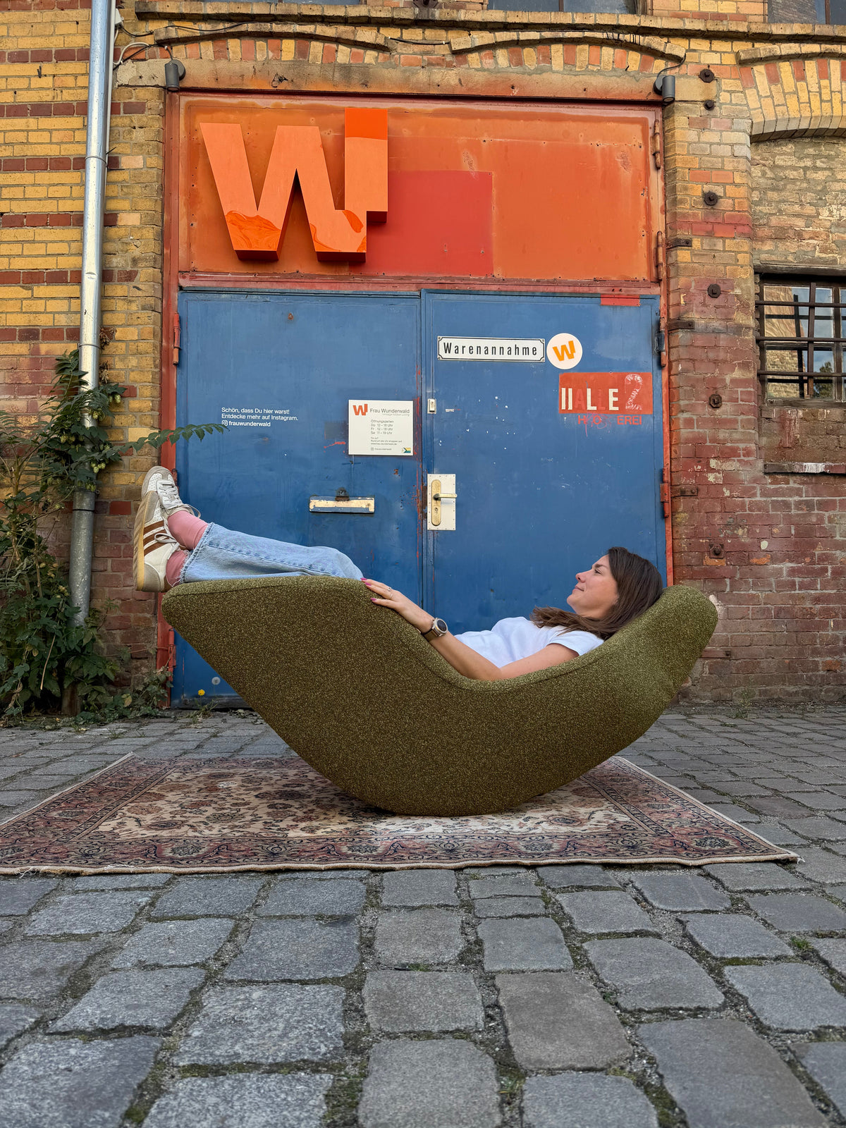 Liegesessel Space Age Bouclé moosgrün aus Italien