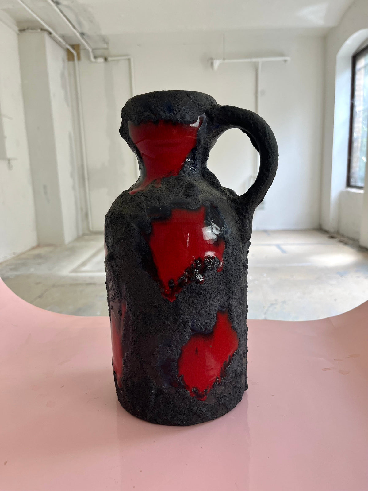 Vase vintage Fat Lava rouge noir par Marei Keramik