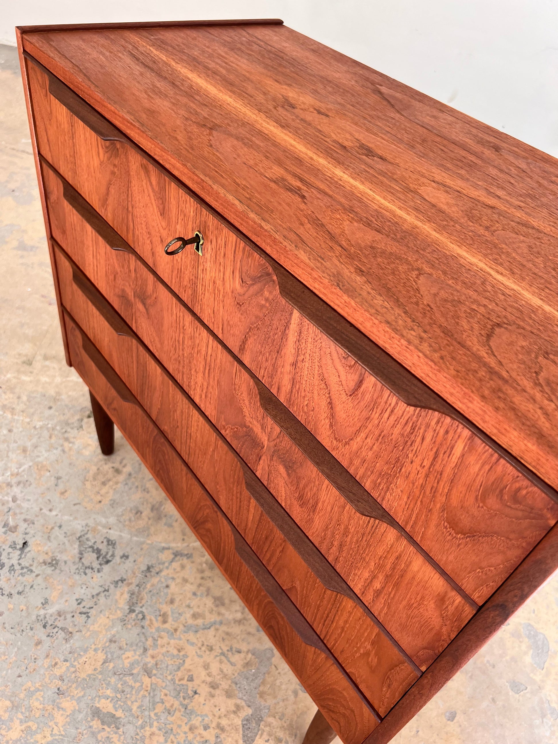 Vintage Kommode aus Teak mit Schloss aus Dänemark